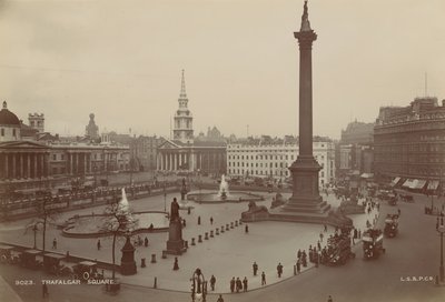 Postkarte mit einem Bild des Trafalgar Square von English Photographer